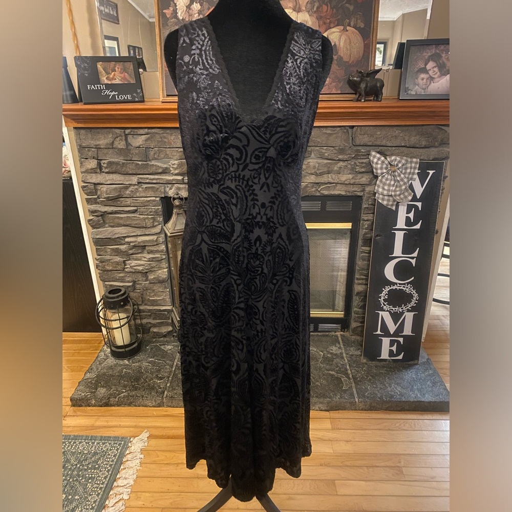 Trixxi Black Velvet Burnout V-Neck Midi Dress